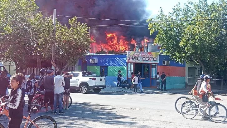 El triste mensaje de la distribuidora incendiada: “Hoy enfrentamos uno de los momentos más difíciles de nuestra historia” El triste mensaje de la distribuidora incendiada: “Hoy enfrentamos uno de los momentos más difíciles de nuestra historia”