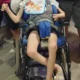 El pequeño Benicio necesita que su obra social le entregue su nueva silla postural