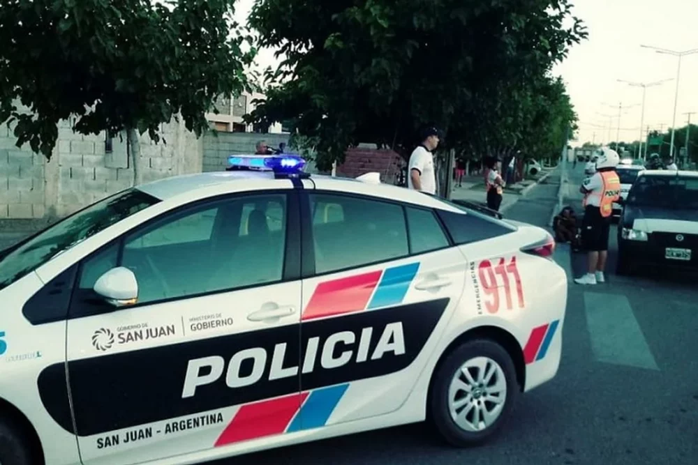 La policía detuvo a dos mujeres que peleaban; una de ellas estaba armada La policía detuvo a dos mujeres que peleaban; una de ellas estaba armada