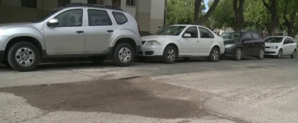 Una obra inconclusa generó un terrible bache en pleno centro Una obra inconclusa generó un terrible bache en pleno centro