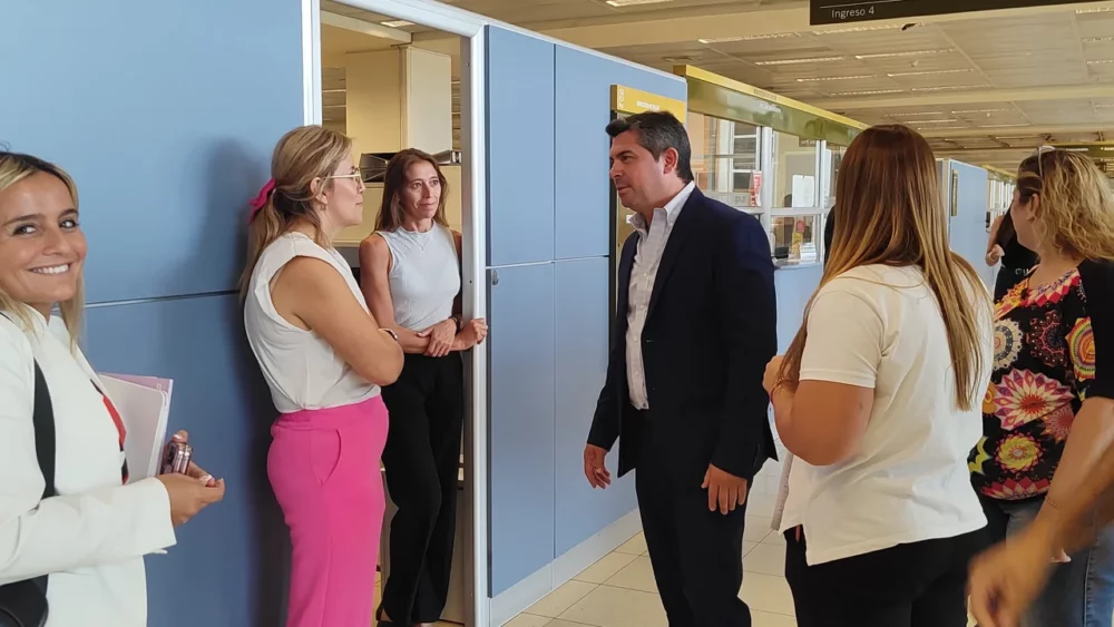 Orrego pasó a saludar a los empleados del Centro Cívico Orrego pasó a saludar a los empleados del Centro Cívico
