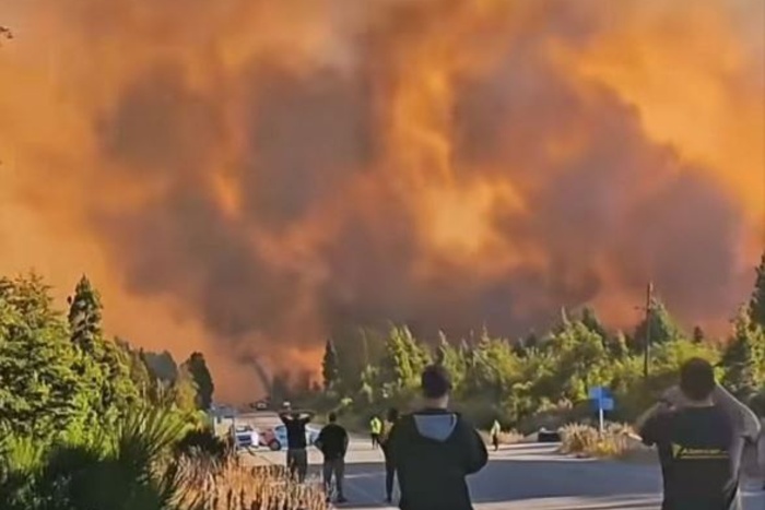 Incendios en El Bolsón: un «desastre monumental» que podría ser mayor por el viento y el calor Incendios en El Bolsón: un «desastre monumental» que podría ser mayor por el viento y el calor