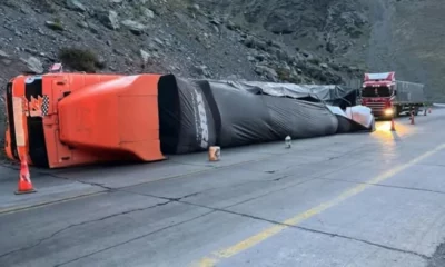 Un camión volcó en el paso a Chile y alteró el tránsito en los caracoles