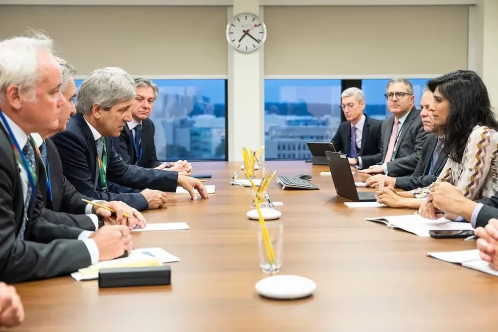 Llegó a la Argentina la misión del FMI y empiezan las reuniones con el equipo económico Llegó a la Argentina la misión del FMI y empiezan las reuniones con el equipo económico