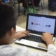 El gobierno espera entregar las primeras computadoras en junio y no descarta que los equipos queden en las escuelas