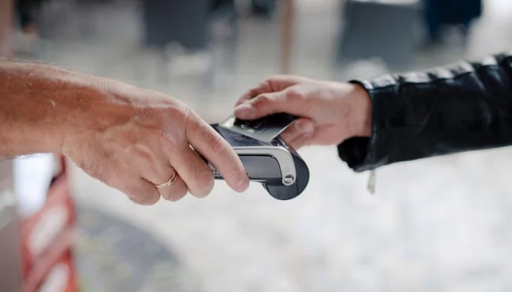 El Banco Central habilitó los pagos con tarjeta de débito en dólares: cómo funcionará el sistema El Banco Central habilitó los pagos con tarjeta de débito en dólares: cómo funcionará el sistema