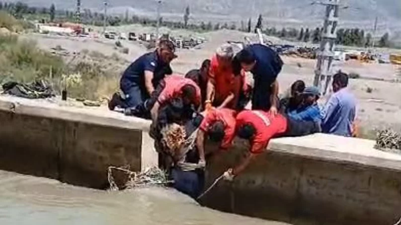 Rescataron a una mujer de morir ahogada en un canal de San Juan Rescataron a una mujer de morir ahogada en un canal de San Juan