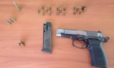 Conduce borracho y utiliza el arma de una mujer policía para amenazar en un altercado de tránsito