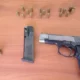 Conduce borracho y utiliza el arma de una mujer policía para amenazar en un altercado de tránsito