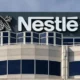 Nestlé se suma a la crisis de las alimenticias e implementa vacaciones forzadas y despidos