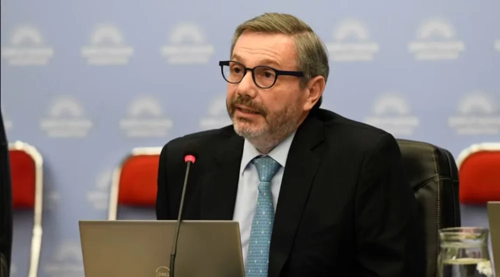 Milei desmintió la reforma jubilatoria y echó al titular de ANSES Milei desmintió la reforma jubilatoria y echó al titular de ANSES