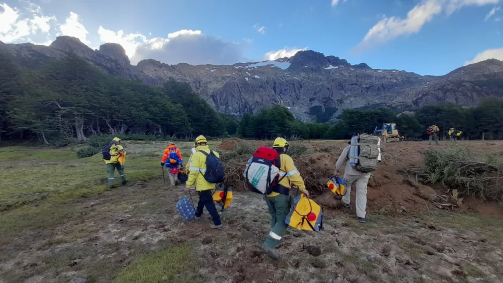 Los Bomberos enviados por San Juan llegaron a El Bolsón Los Bomberos enviados por San Juan llegaron a El Bolsón