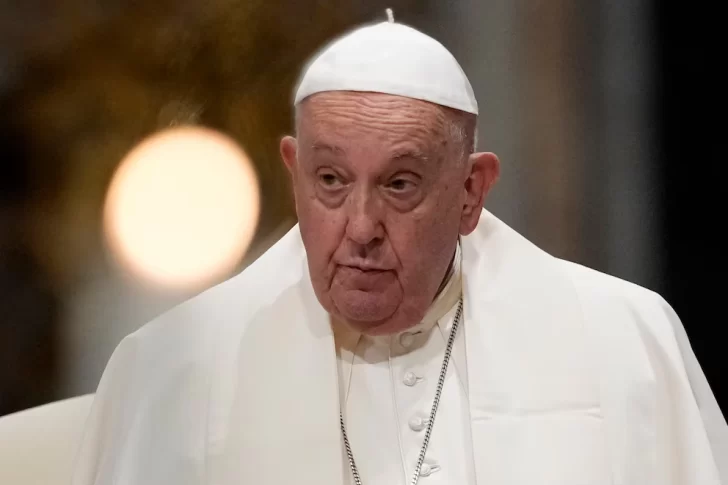 El Vaticano informó que el papa Francisco padece una “infección polimicrobiana” con “un cuadro clínico complejo” El Vaticano informó que el papa Francisco padece una “infección polimicrobiana” con “un cuadro clínico complejo”