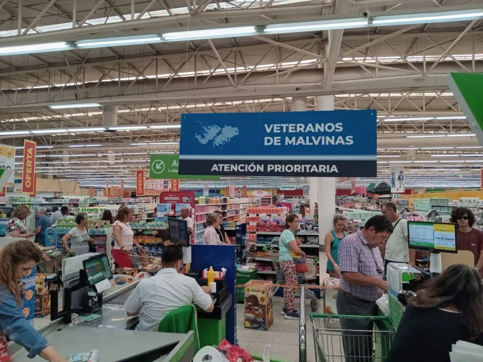 Un supermercado de San Juan brinda atención prioritaria en sus cajas para Veteranos de Malvinas Un supermercado de San Juan brinda atención prioritaria en sus cajas para Veteranos de Malvinas