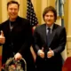 Javier Milei se reunió con Elon Musk y le regaló una motosierra