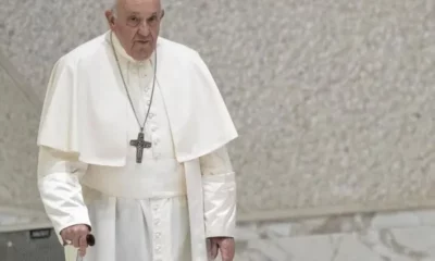 El papa Francisco fue internado en Roma por una bronquitis