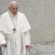 El papa Francisco fue internado en Roma por una bronquitis