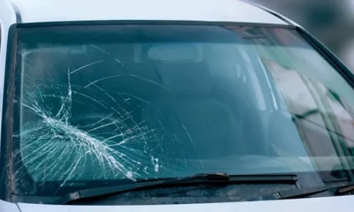 Discutía con su amigo, enloqueció y le destrozó el parabrisas de la camioneta con una silla