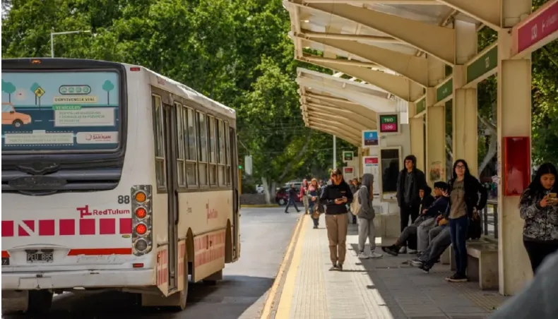 Arranca el paro de colectivos: el conflicto se debe al incumplimiento en el pago de diferencias salariales. Arranca el paro de colectivos: el conflicto se debe al incumplimiento en el pago de diferencias salariales.
