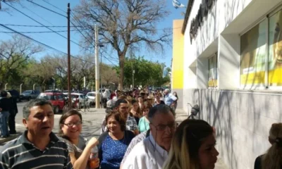 Tras la intimidación a Naturgy, ahora la Defensoría del Pueblo busca evitar largas filas en los bancos