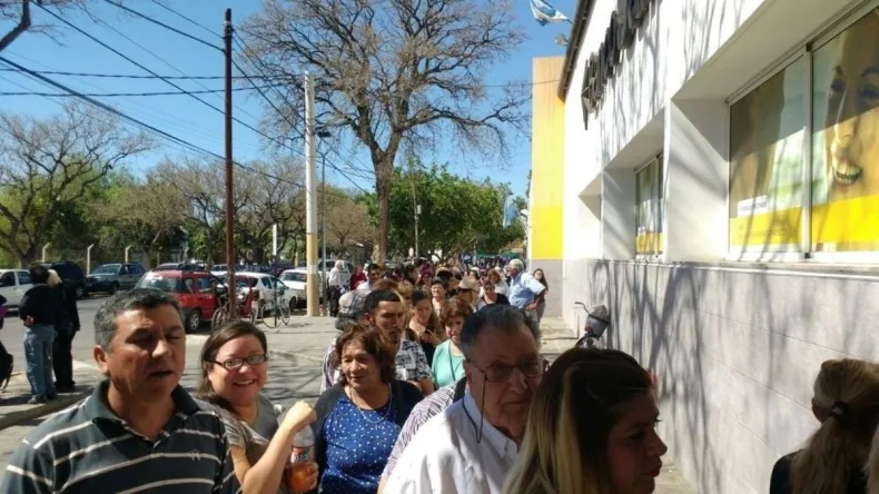 Tras la intimidación a Naturgy, ahora la Defensoría del Pueblo busca evitar largas filas en los bancos Tras la intimidación a Naturgy, ahora la Defensoría del Pueblo busca evitar largas filas en los bancos