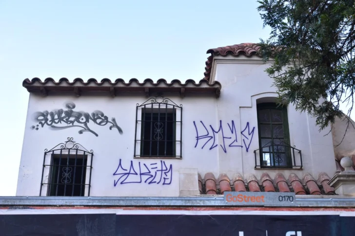 Patrimonio histórico en peligro: el vandalismo extremo azota a la casa de Emar Acosta Patrimonio histórico en peligro: el vandalismo extremo azota a la casa de Emar Acosta