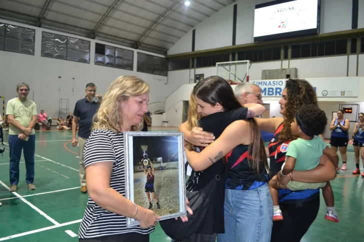 Falleció en un accidente hace dos meses y fue homenajeada por el básquet sanjuanino Falleció en un accidente hace dos meses y fue homenajeada por el básquet sanjuanino