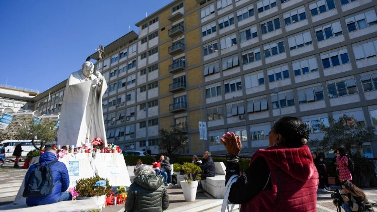 El Papa ha continuado esta mañana con la terapia respiratoria y la fisioterapia El Papa ha continuado esta mañana con la terapia respiratoria y la fisioterapia