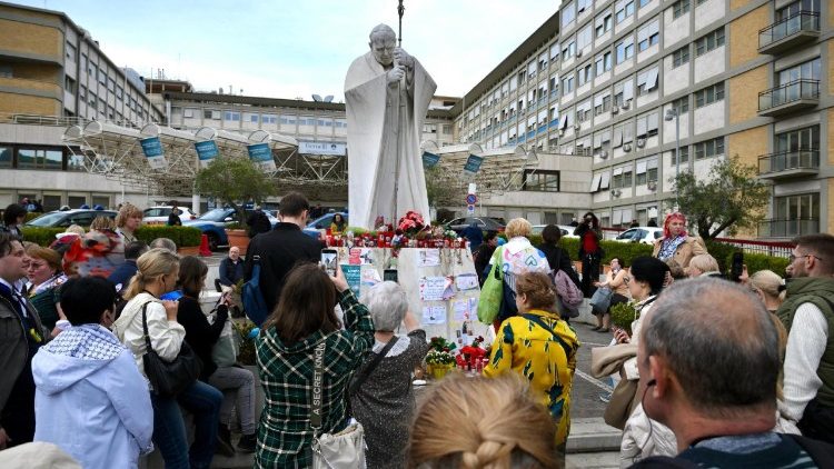 El Papa sigue su tratamiento médico en el Policlínico Gemelli El Papa sigue su tratamiento médico en el Policlínico Gemelli