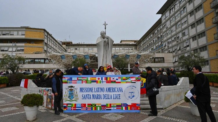 El Papa presenta mejorías graduales gracias al tratamiento El Papa presenta mejorías graduales gracias al tratamiento