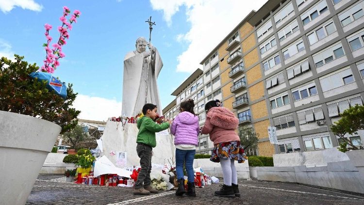 El Papa: Cercano a los enfermos, frágiles como yo. Gracias niños, el Papa los ama El Papa: Cercano a los enfermos, frágiles como yo. Gracias niños, el Papa los ama