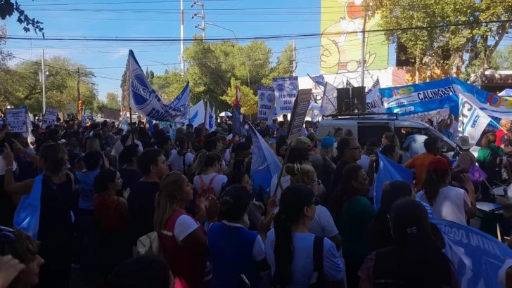 Gremios docentes entregaron un petitorio en Casa de Gobierno