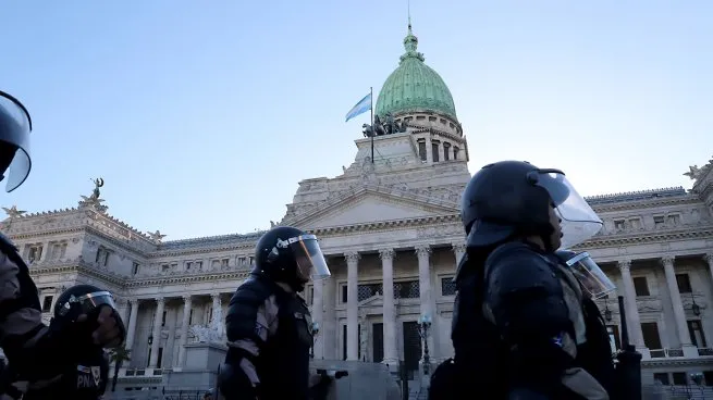 Otro día de tensión en el Congreso: el Gobierno junta votos para el acuerdo con el FMI y enfrenta una nueva marcha Otro día de tensión en el Congreso: el Gobierno junta votos para el acuerdo con el FMI y enfrenta una nueva marcha