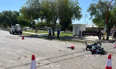 Viajaban en moto y chocaron contra una camioneta: uno está grave