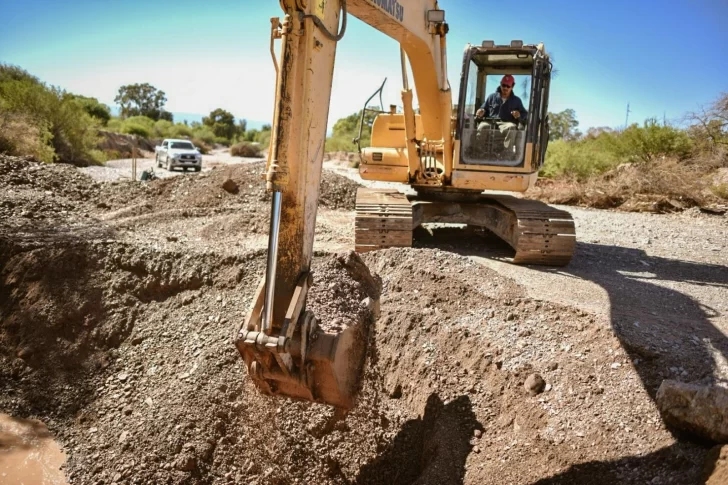 Albardón: comenzaron los trabajos para mitigar los daños por la creciente Albardón: comenzaron los trabajos para mitigar los daños por la creciente