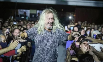 Capusotto trasciende la pantalla: un viaje autobiográfico por su humor absurdo y poético