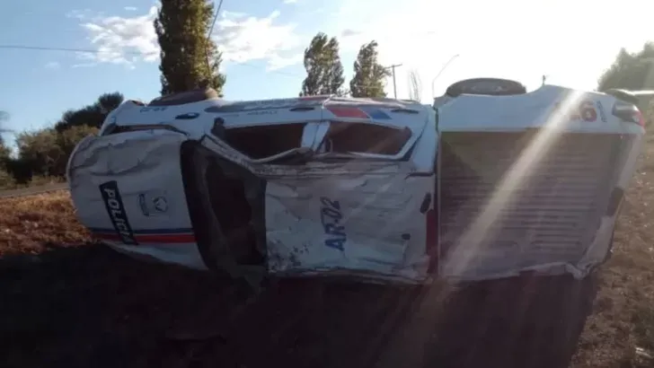 Policías de 25 de Mayo chocan y vuelcan en un patrullero Policías de 25 de Mayo chocan y vuelcan en un patrullero