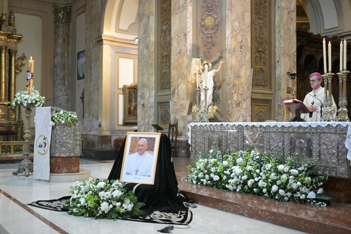 «Ahora todos nosotros tenemos que ser un poco Francisco»: misa en la Catedral por el Papa «Ahora todos nosotros tenemos que ser un poco Francisco»: misa en la Catedral por el Papa