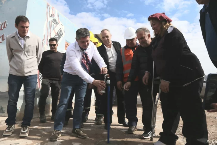 Orrego inauguró las conexiones domiciliarias de agua en el Loteo Vallecito Orrego inauguró las conexiones domiciliarias de agua en el Loteo Vallecito