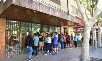 Cierra un histórico local del centro y hay largas filas para comprar lo que rematan