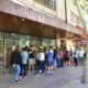 Cierra un histórico local del centro y hay largas filas para comprar lo que rematan