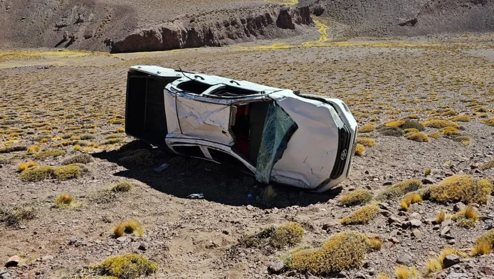 Impactantes fotos de la camioneta que volcó en el Paso de Agua Negra Impactantes fotos de la camioneta que volcó en el Paso de Agua Negra