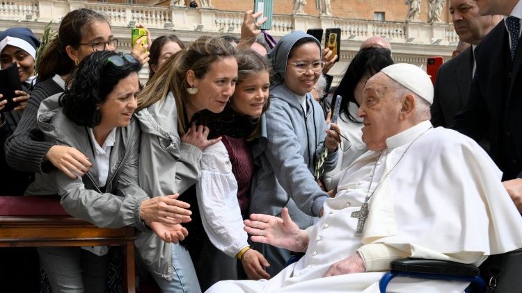 Visita sorpresa del Papa en la Plaza: «Feliz Domingo de Ramos y Feliz Semana Santa»