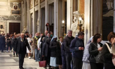 Miles de fieles visitan la tumba del papa Francisco en Roma