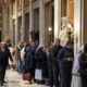 Miles de fieles visitan la tumba del papa Francisco en Roma
