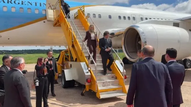 Javier Milei llegó a Paraguay para reunirse con el presidente Santiago Peña Javier Milei llegó a Paraguay para reunirse con el presidente Santiago Peña