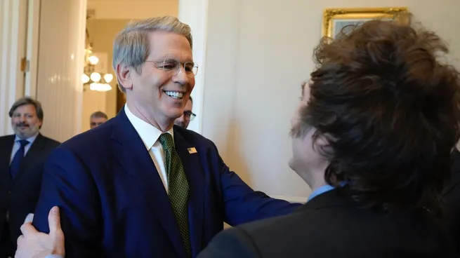 El secretario del Tesoro de EEUU elogió el plan económico de Javier Milei y Luis Caputo y resaltó las negociaciones por el comercio bilateral El secretario del Tesoro de EEUU elogió el plan económico de Javier Milei y Luis Caputo y resaltó las negociaciones por el comercio bilateral