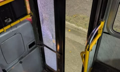 Las pedradas a los colectivos no paran: otra unidad con los vidrios destrozados
