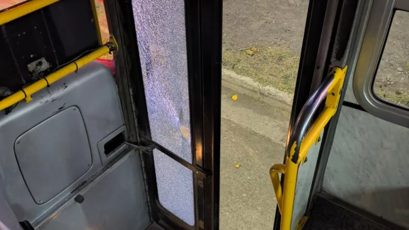 Las pedradas a los colectivos no paran: otra unidad con los vidrios destrozados Las pedradas a los colectivos no paran: otra unidad con los vidrios destrozados