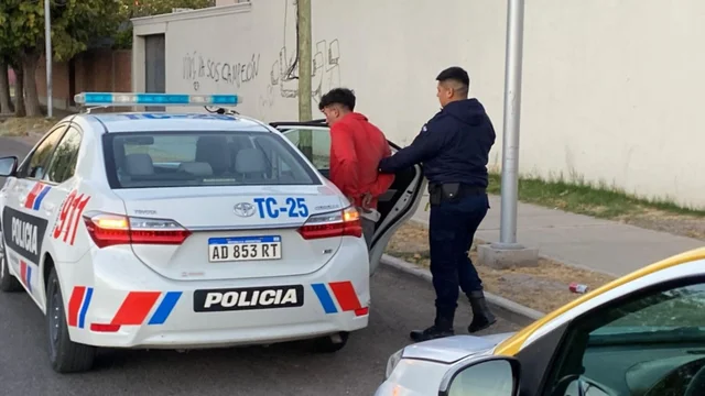 Un grupo de remiseros le dio una golpiza a un joven: ¿qué provocó el ataque? Un grupo de remiseros le dio una golpiza a un joven: ¿qué provocó el ataque?